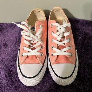 These are size 6 Converse low top quartz pink sneakers